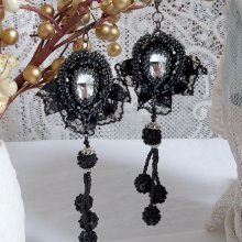 BO Tenue de Soirée brodées avec des cristaux de Swarovski, une dentelle noire très ancienne, perles rondes tissées avec des paillettes et des rocailles